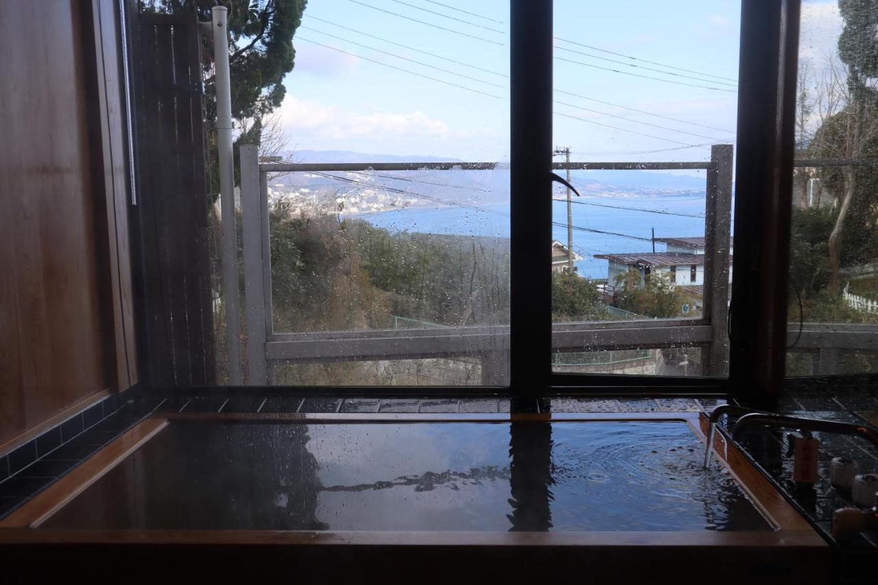 熱海の海が一望できる温泉付貸別荘 満月あじろ Mitsukiajiro Atami  Bagian luar foto